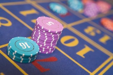 Live roulette table on kudamas168 showing dealer, wheel, and betting interface